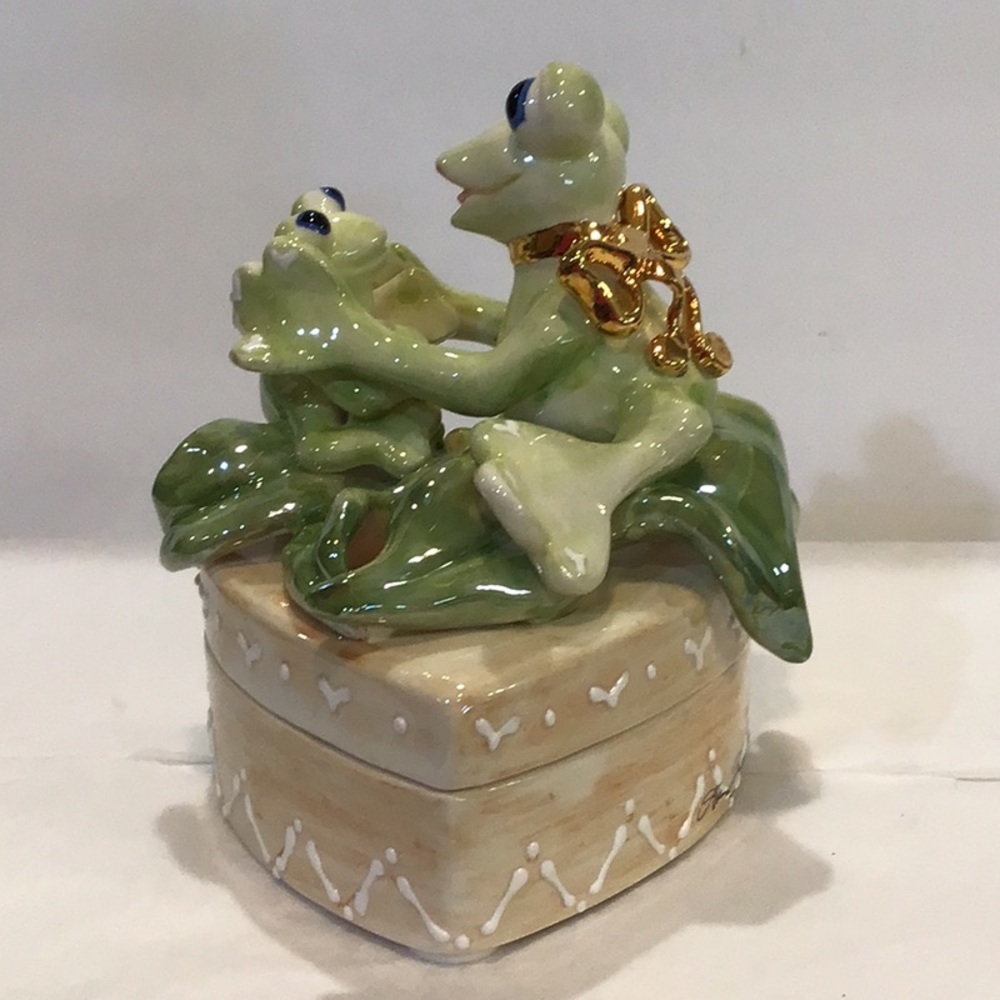Heart shaped trinket dish with Mama & baby frog statuettes on top.